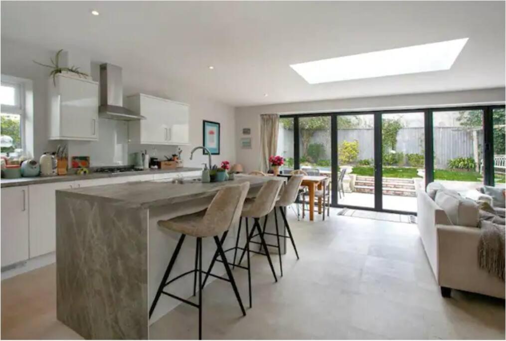 Beautiful 4 Double Bedroom House In Poole With Hot Tub, Near Sandbanks Exterior foto
