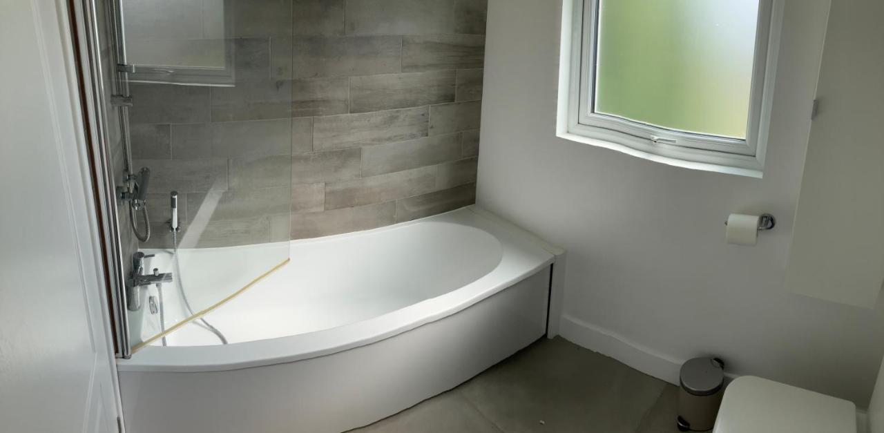 Beautiful 4 Double Bedroom House In Poole With Hot Tub, Near Sandbanks Exterior foto